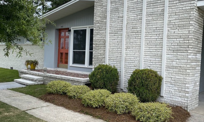 Jacksonville Casa | Bonnie On Clyde, Whole house in beautiful neighborhood with private garden patio
