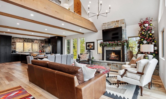 Whitefish Chalet De Esquí | Book a Holiday Stay! Hot Tub! Next to the NEW HIGH-SPEED 6 PACK Chairlift!