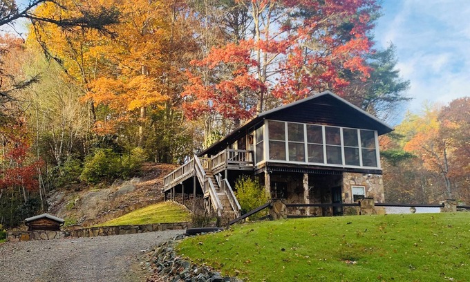 Laurel Springs Casa | Book for Fall - Peak Creek Cabin in Laurel Springs