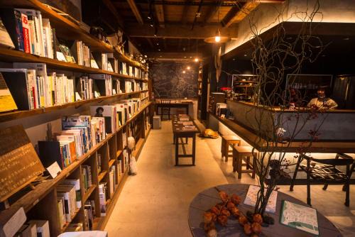 Toyooka Casa | Book & Guesthouse Hitotomaru