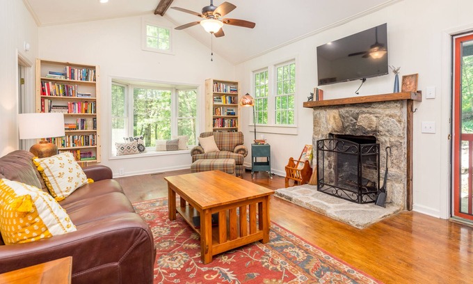 Hendersonville Cabina | Book Lovers Dream Mountain Retreat - 2 King Beds