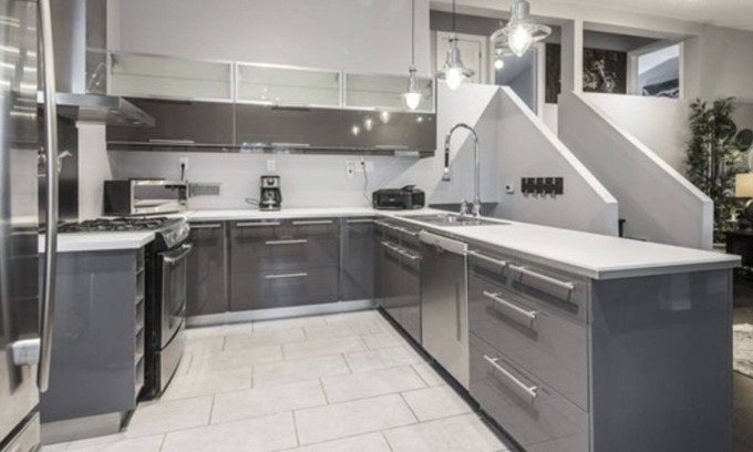 Lakeview Casa | BOOK NOW!! King bed! Entire Home! Perfect location. 5 star accommodation!!