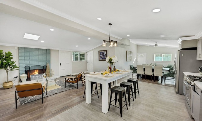 Southwest Anaheim Casa | Escape to magic for an unforgettable vacation. Disneyland and OC destinations.