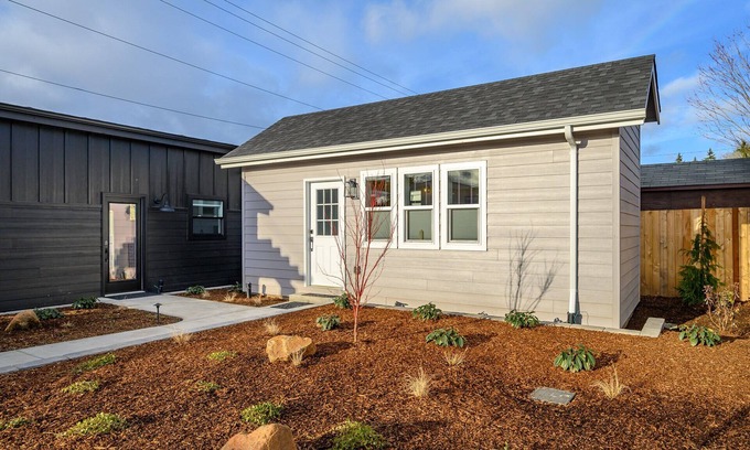 McMinnville Cabaña | Book the Coastal Cottage at The Boutique Retreat in downtown McMinnville.
