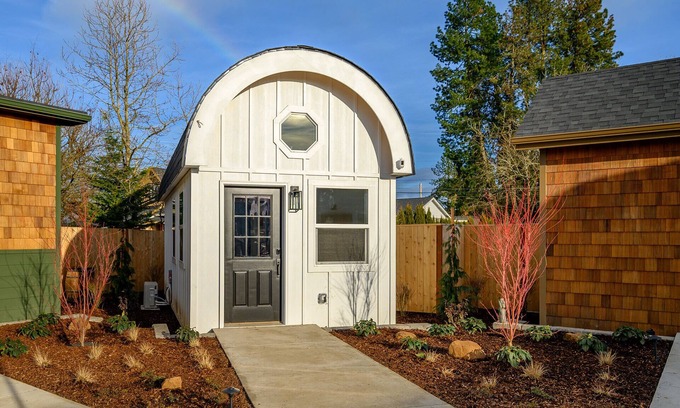 McMinnville Cabaña | Book the Farmhouse at The Boutique Retreat in historic downtown McMinnville.