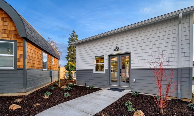 McMinnville Cabaña | Book the Glam Cottage at The Boutique Retreat in historic downtown McMinnville.