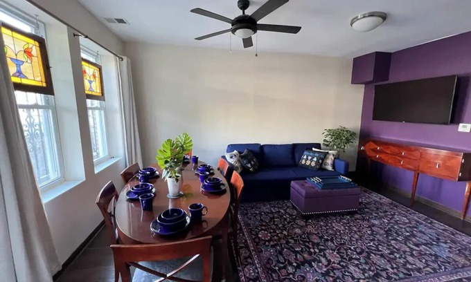 Woodlawn Apartamento | Book the Great Migration Guest House. Family-sized condo near the Green Line.