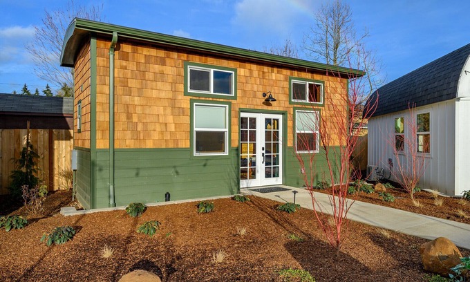 McMinnville Cabaña | Book the Lodge at The Boutique Retreat in historic downtown McMinnville.