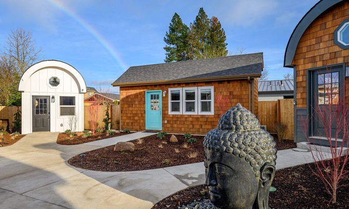 McMinnville Cabaña | Book the Surf Shack at The Boutique Retreat in historic downtown McMinnville.