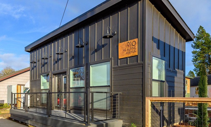 McMinnville Cabaña | Book the Urban Loft at The Boutique Retreat in historic downtown McMinnville.
