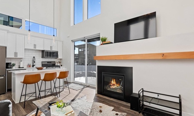 Whitefish Condominio | Book Today for a Summer Getaway! Beautiful Pet Friendly Quarry unit!