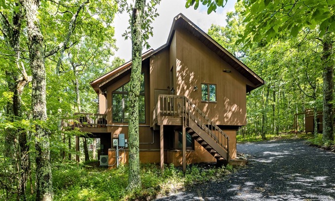 Wintergreen Cabina | Book your summer and Memorial Day. Home with New Hot Tub at Wintergreen Resort