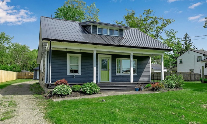 Lake Erie Beach Casa | ~Booking Year-Round~ 4B 2.5 BATH Updated Grandview Bay Home