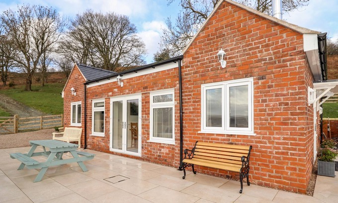 Halfway House Casa | BORDER VIEW LODGE, family friendly, with hot tub in Llandrinio
