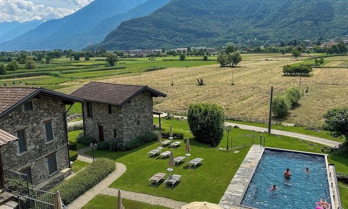 Colico Apartamento | Borgo Erbiola Viola Rustico Holiday Apartment with Pool