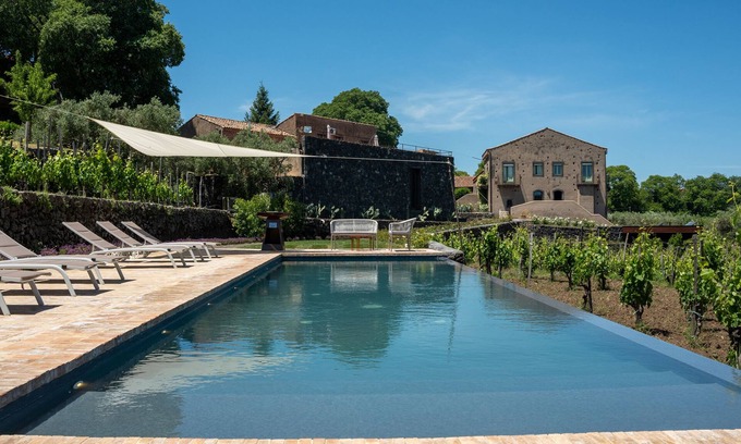 Rovittello Casa | Borgo Rovittello, casa tradicional siciliana inmersa en viñedos.