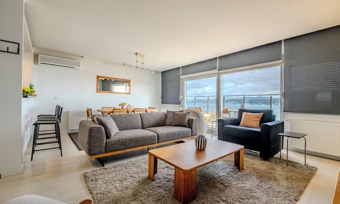 Kabatas Apartamento | Bosphorus View: Spacious 3-bedroom apartment in lovely Istanbul with AC