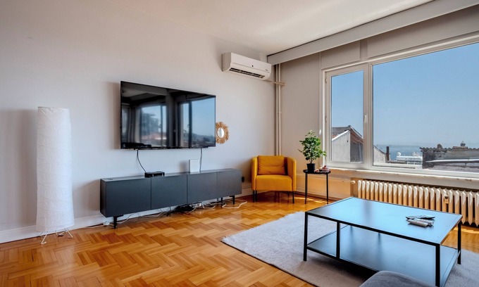 Taksim Apartamento | Bosphorus View with Spacious 5-bedroom apartment in amazing Istanbul with AC