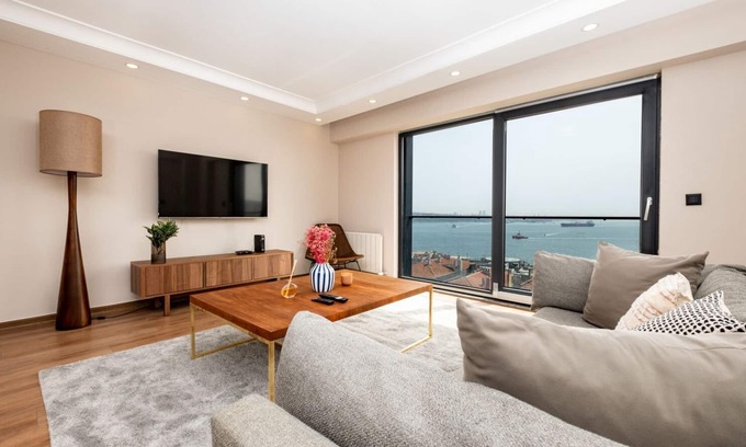 Cihangir Apartamento | Bosphorus View with Two Bedrooms, Elevator and Central Location