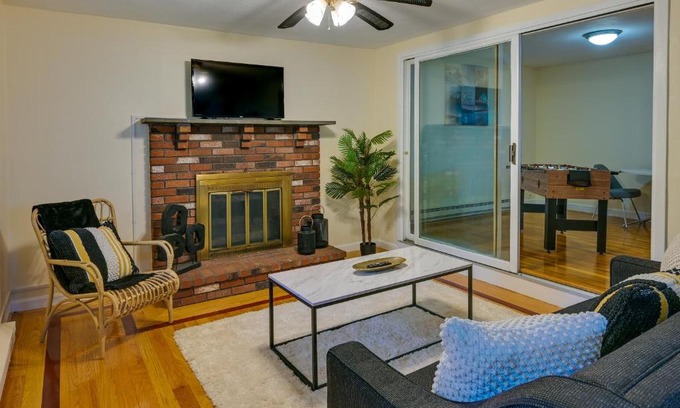 Fairmount Hill Apartamento | Boston Duplex with Foosball Table 11 Mi to Downtown