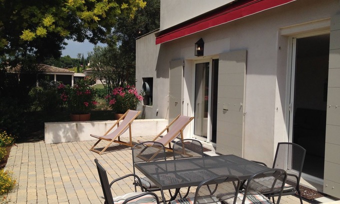 Cassis Villa | Parte inferior de villa independiente de 60m2, 2 dormitorios, amplia terraza y una pelota de golf
