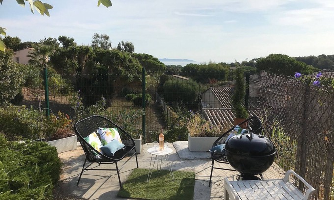Giens Casa | Bottom of villa with sea view terrace and 10 minutes walk from the sea.