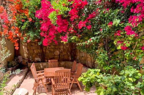 Cospicua Casa | Bougainvillea Breeze & Marina View - Happy Rentals