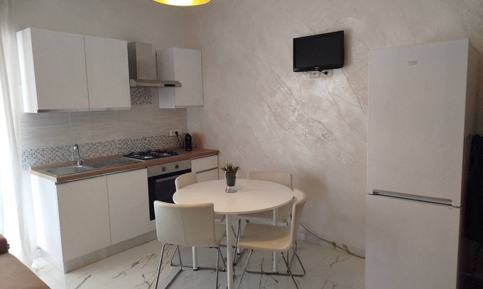 Calatabiano Apartamento | E82 Trilo Confort 6 camas en una residencia con piscina y cancha de tenis