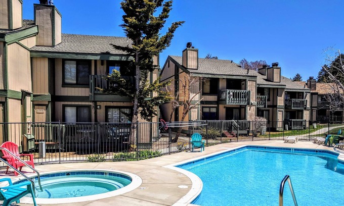 Patton Condominio | Boulder Bay Chalet Condo-Mountain charm condo with lake view and WIFI.