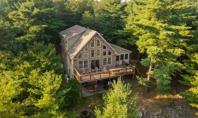 Lake Harmony Estates Chalet De Esquí | Boulder Field Lodge | HOT TUB, Deck, Arcade + Fireplaces!