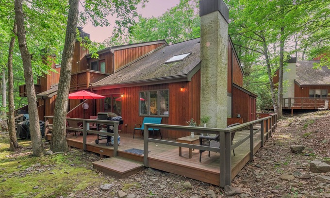 Lake Harmony Casa | Boulder Pointe by AvantStay | Deck & Forest Views, Boulder Lake Club Passes