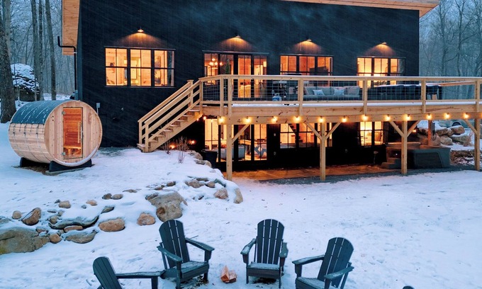 Sunderland Cabina | Boulder Run Cabin-Mountain Views/Sauna/Hot Tub/EV Charger