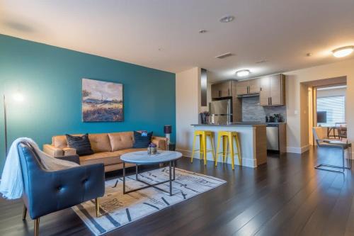 Riverside Apartamento | Boulevard Stays 8 mins to Downtown King Bed Pool Parking Gym 01