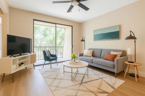 North Arlington Apartamento | Boulevard Stays Calm 1BR King Retreat Poolside Bliss Gym & Parking