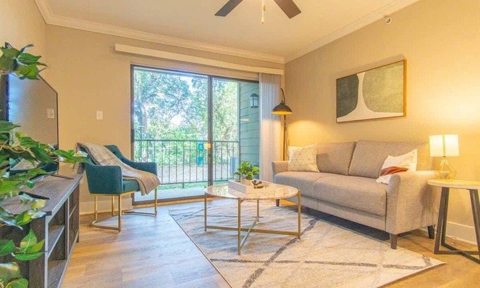 North Arlington Apartamento | Indulge in Luxury: 1BR King Suite | Unwind in Para