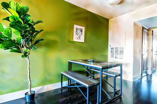 Riverside Apartamento | Boulevard Stays Prime Spot Cozy Bed Pool Free Parking