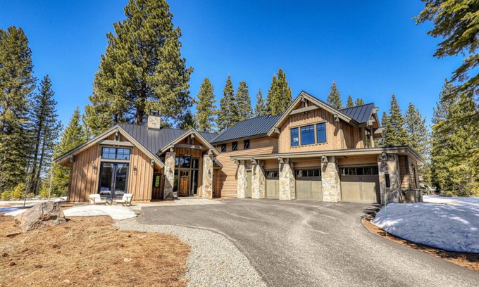 Ponderosa Palisades Casa | Bound to Impress. Private Hot Tub, Golf Access & Exclusive Club Amenities!