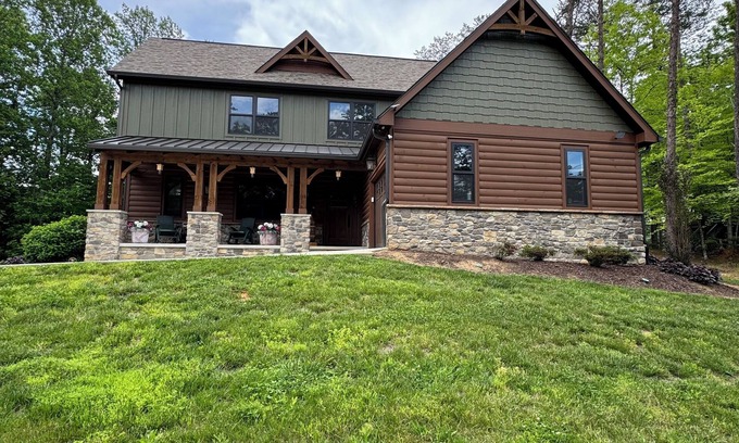 Townsend Cabina | Bourbon Bear ~ A Luxury Cabin ~ Rustic, Charming & Cozy in the Heart of Townsend