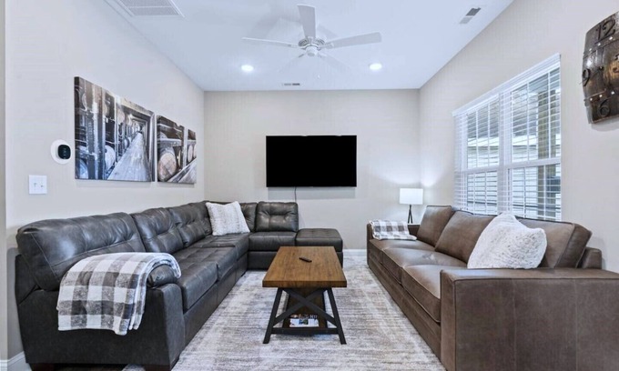 Georgetown Casa | Bourbon Run - HotTub/ Ark 30min/ Horse Park 12min/ Walk Downtown/ 4BR Sleeps 8