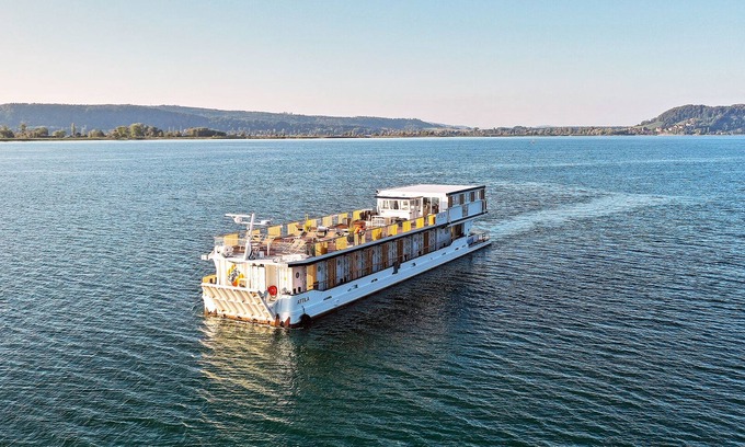 Bas-Vully Alquiler De Eote | Boutique Boat Hotel Attila