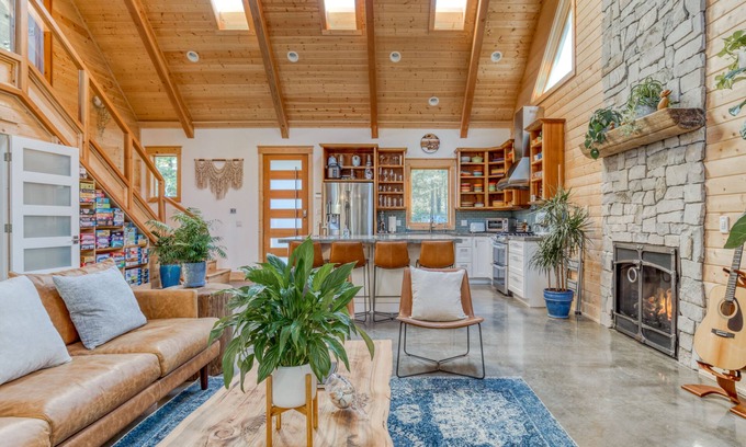 Long Beach Cabina | Boutique Cabin. Beautiful. Luxurious. Hot Tub. Path to Beach.