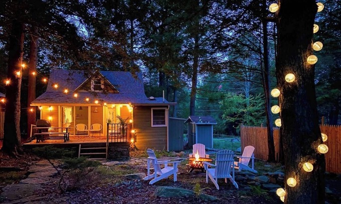Smallwood Cabina | Boutique Cabin w/ Lake Access, Canoe, SUPs, Inner Tubes, BBQ, Fire Pit, Fireplace—Renovated & Chic