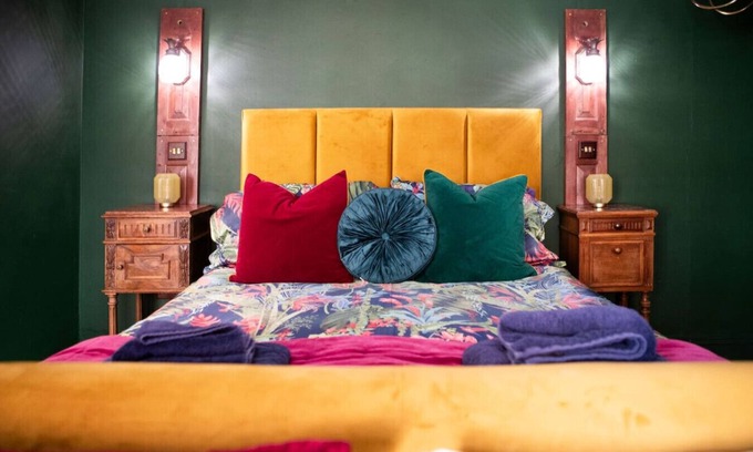 Whitby Hotel | Central room minutes from beach