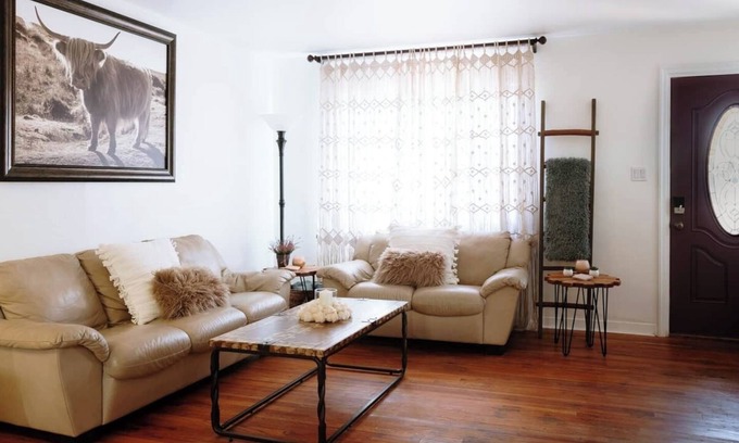 Rio Grande Blvd Casa | Boutique on Beryl: Pets+3King+Peacocks+Old Town