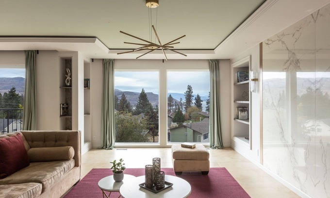 Central Okanagan Casa | Boutique retreat with lake view.