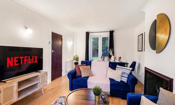 Wormholt and White City Casa | Boutique Shepherds Bush Abode- Garden- Sleeps 12