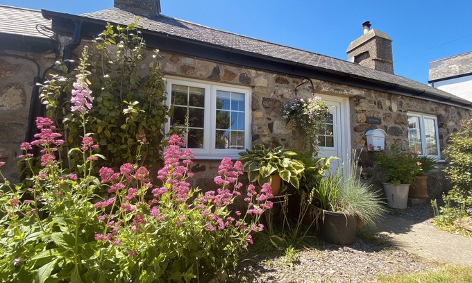 Llanbedrog Cabaña | Boutique-style holiday cottage, beautifully decorated with wood burner & hot tub