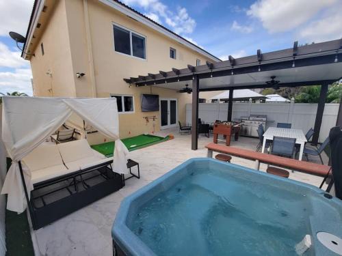 Princeton Casa | Boutique Style House, Mini Golf BBQ Hot-Tub EV-Charger Foosball
