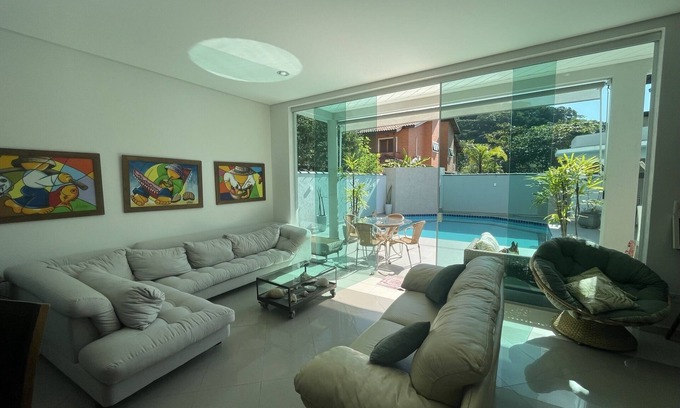Guaruja Casa | Casa Ideal em Guarujá à 800m da Praia, com Piscina e em Condomínio Familiar