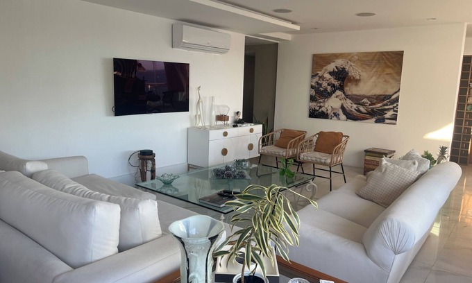 Barra da Tijuca Apartamento | Penthouse facing the sea, building with services Opposite Pepê beach, nearby market